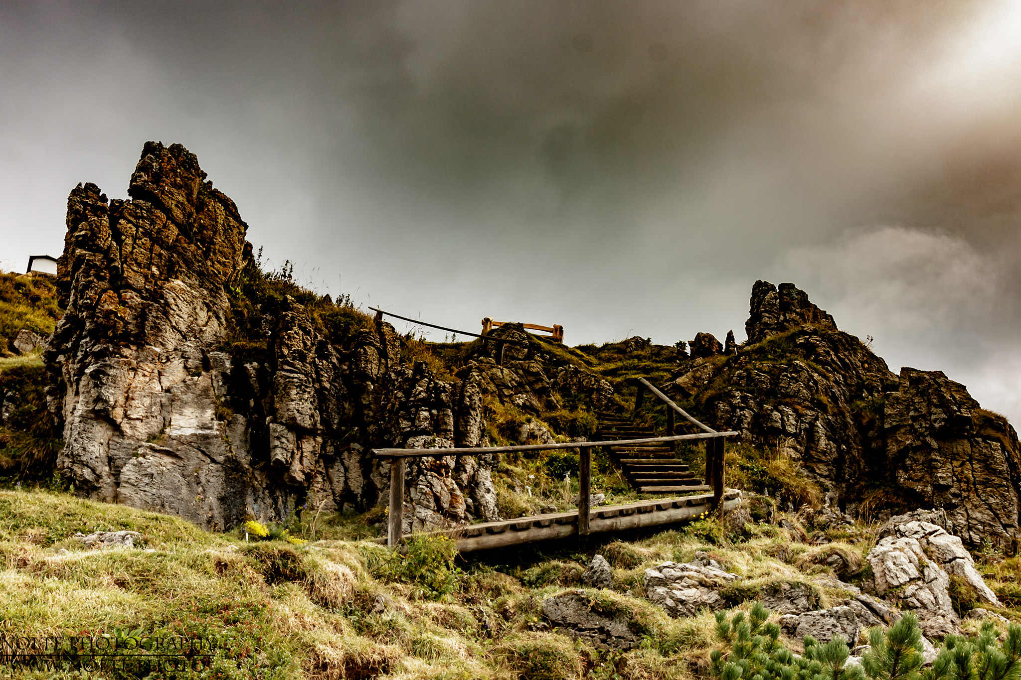 Weg zwischen Felsen, bearbeitet